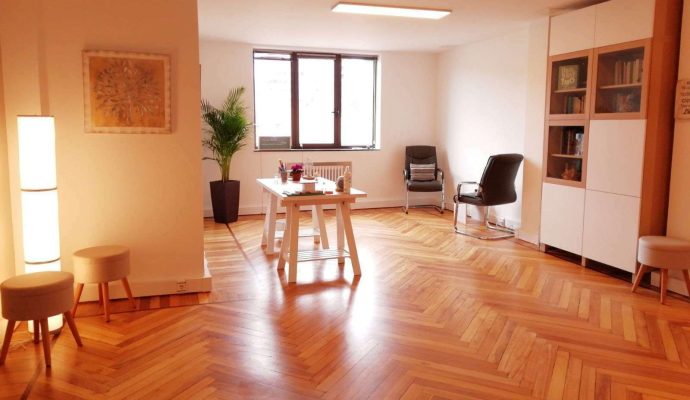 foto parcial de la sala para la consulta psicológica