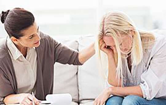 psicóloga ayudando a una mujer con problemas