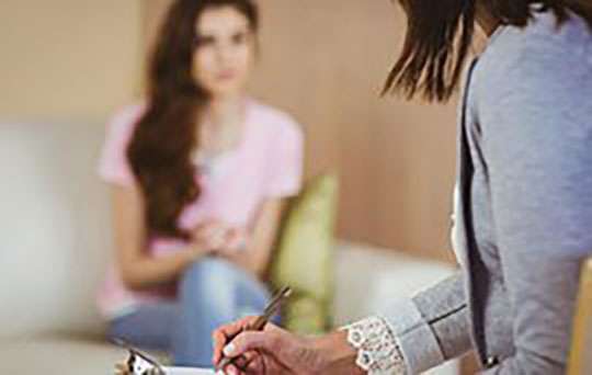 mujer acompañada por su terapeuta